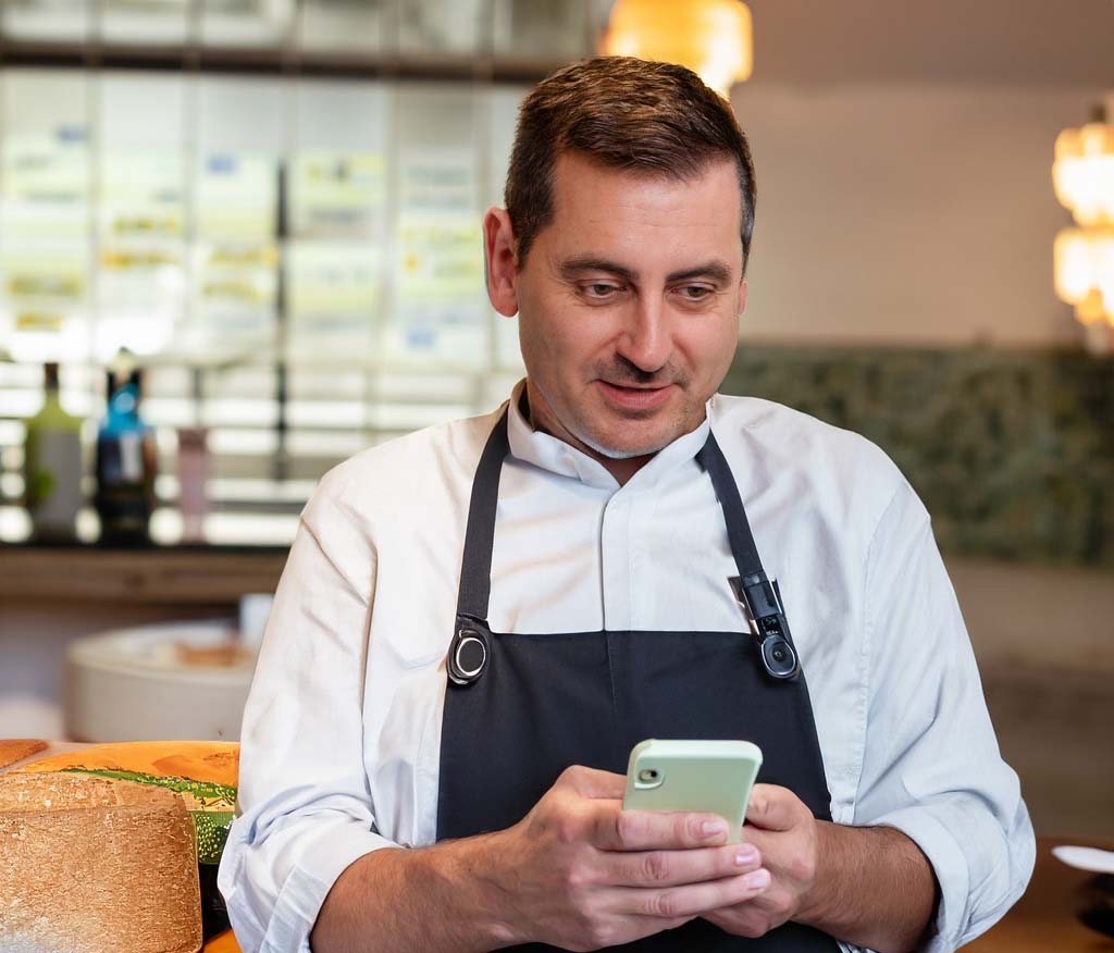 Ristoratore che legge le recensioni negative